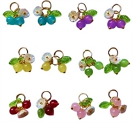 24 vedhæng med bær, blomster og blade. 4 af hver.